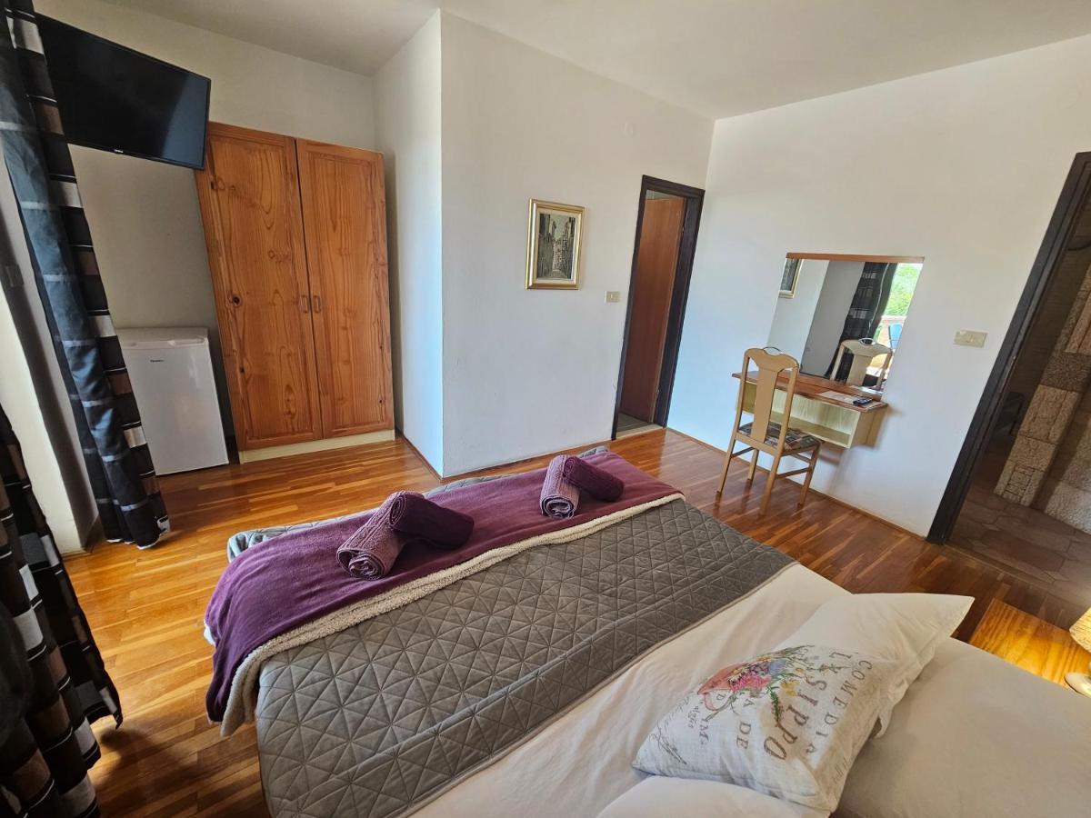 Apartments & Rooms Gaspar ロヴィニ エクステリア 写真