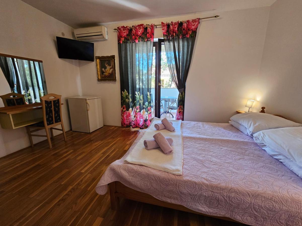 Apartments & Rooms Gaspar ロヴィニ エクステリア 写真