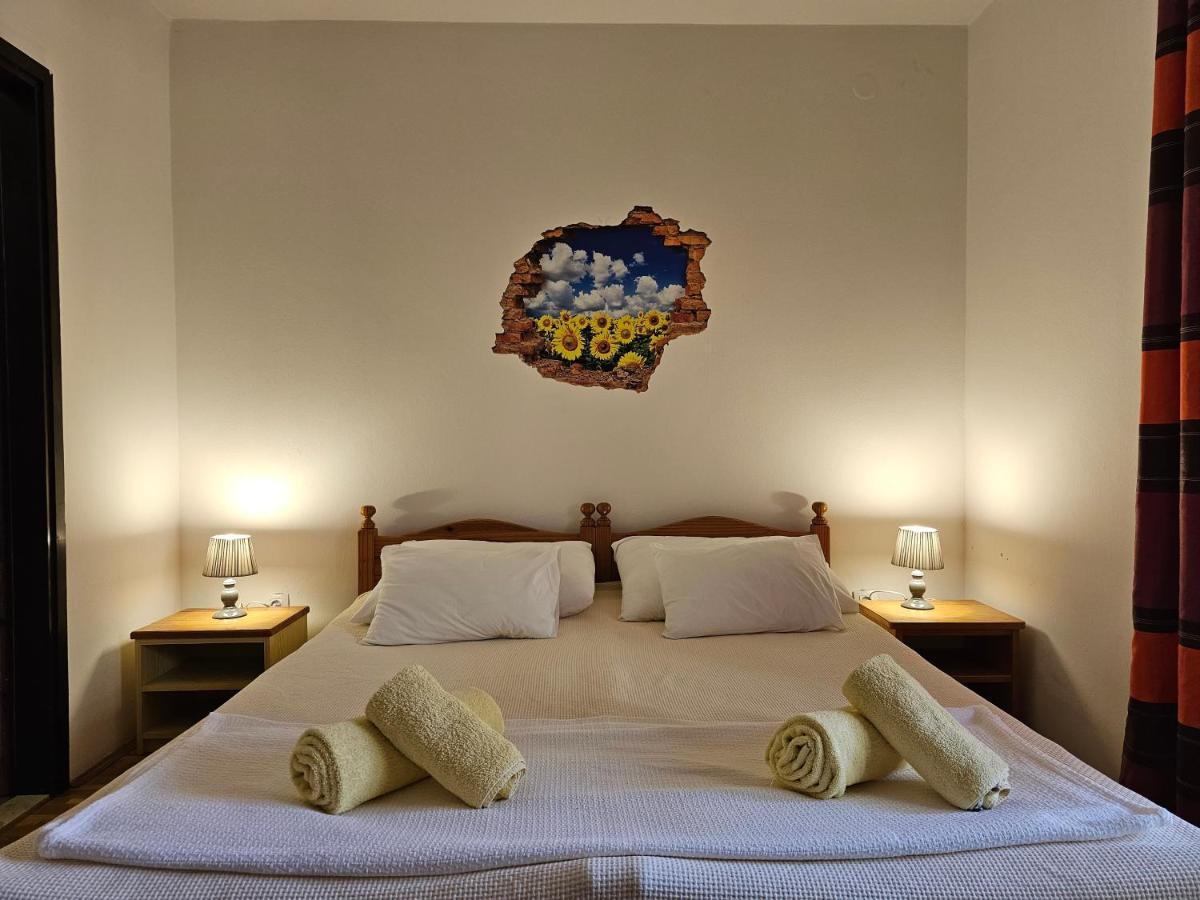 Apartments & Rooms Gaspar ロヴィニ エクステリア 写真