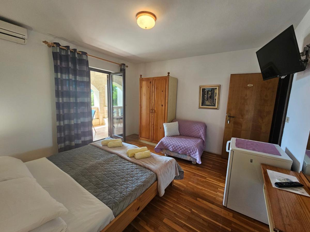 Apartments & Rooms Gaspar ロヴィニ エクステリア 写真