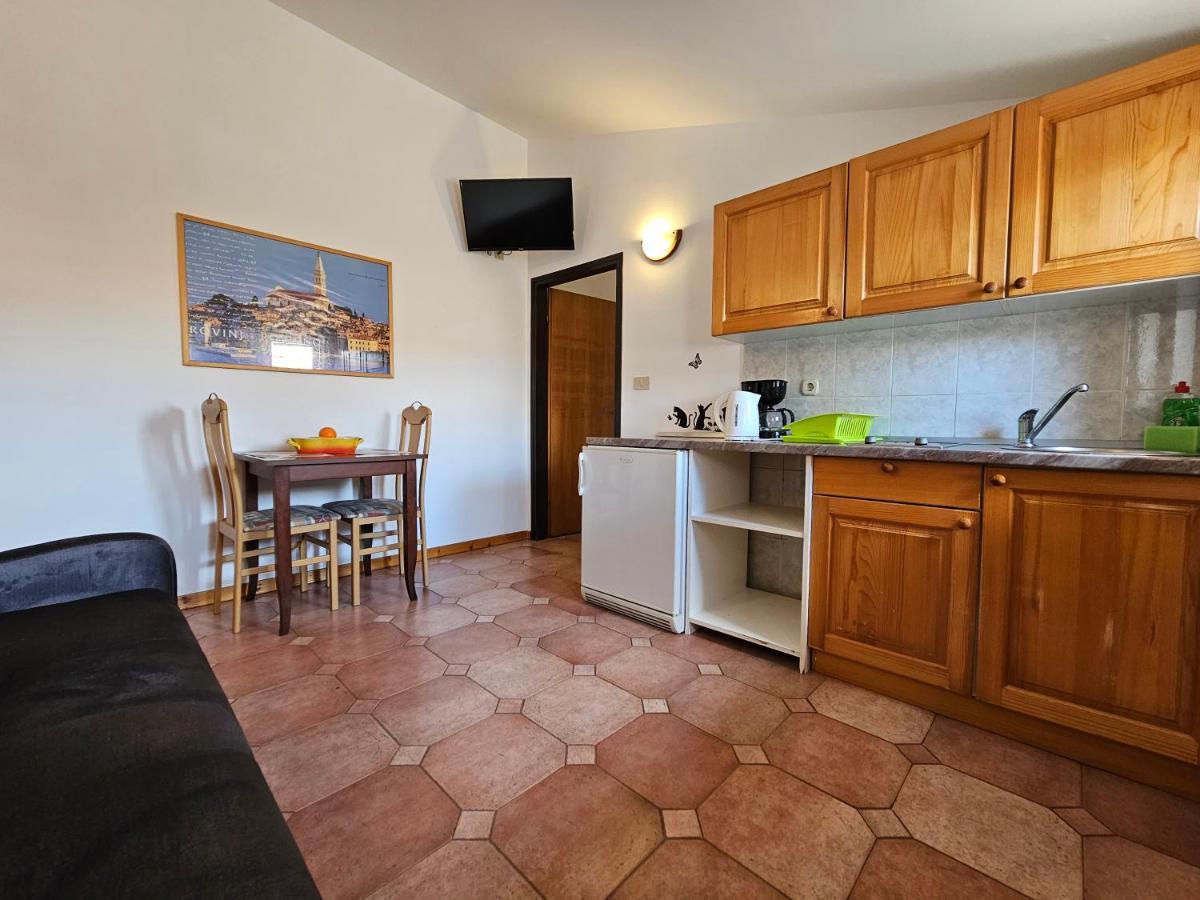 Apartments & Rooms Gaspar ロヴィニ エクステリア 写真