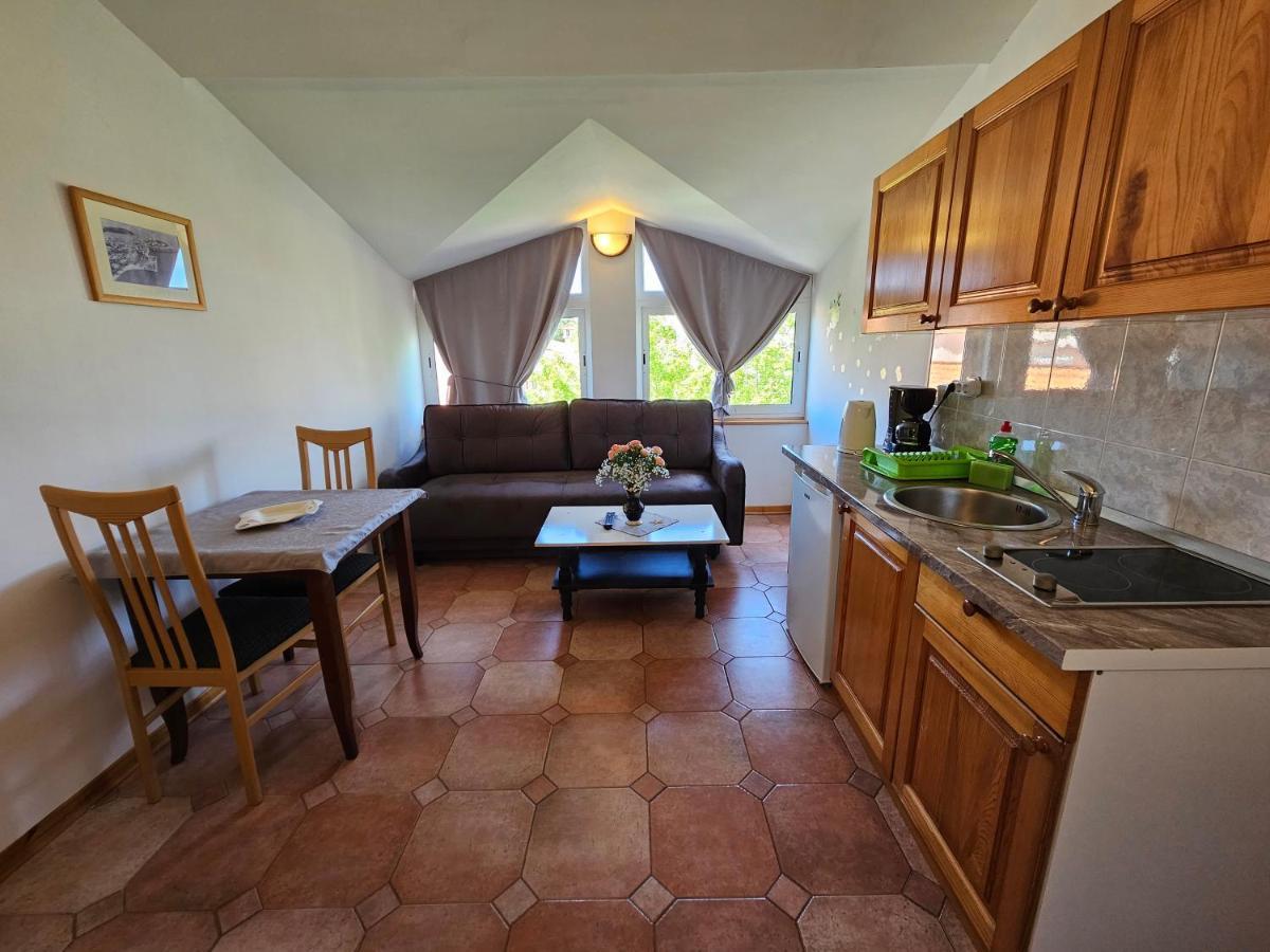 Apartments & Rooms Gaspar ロヴィニ エクステリア 写真